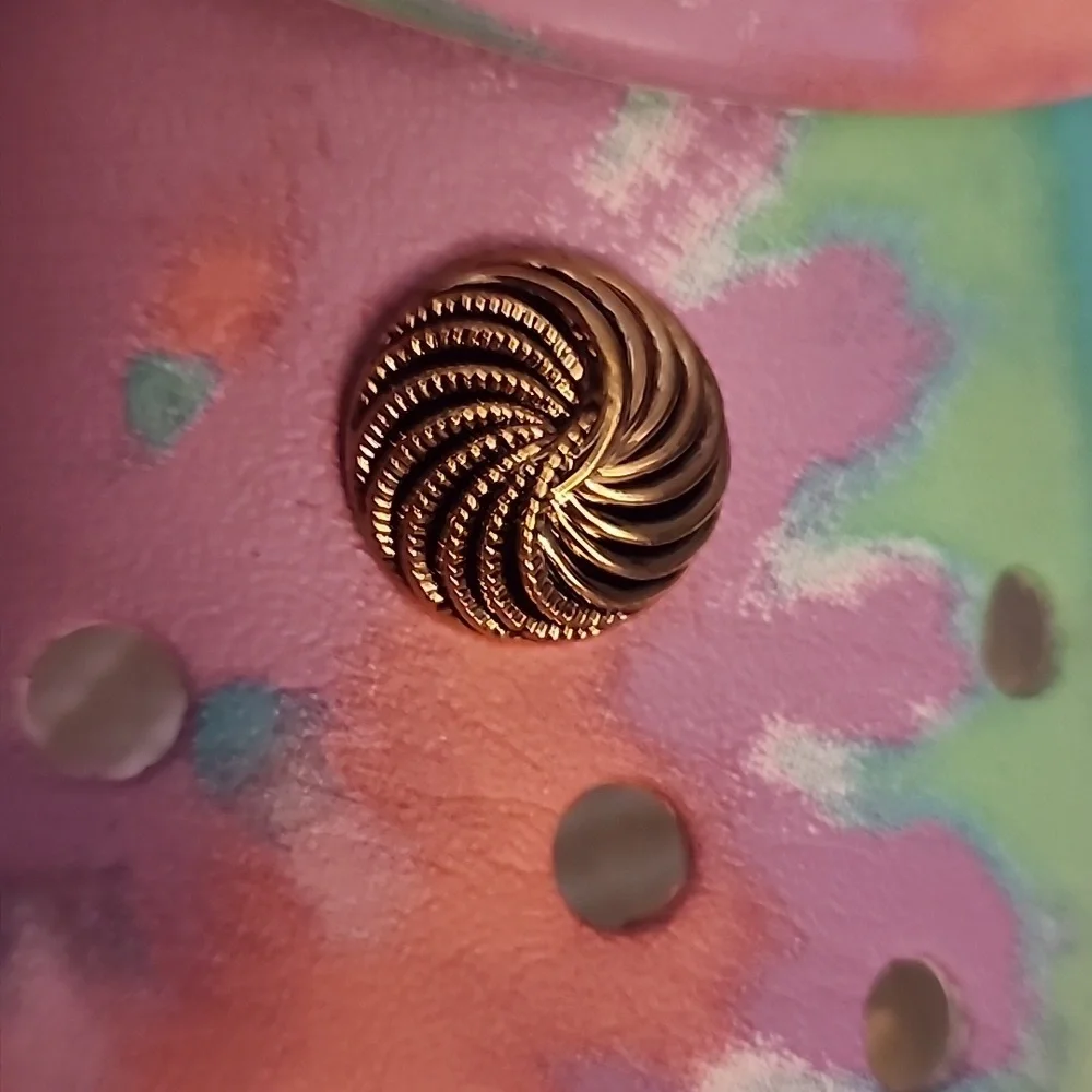 Elegant Gold Swirl shoe charms